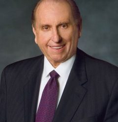 In migliaia rendono omaggio al presidente Monson, durante la festa per il suo 85° compleanno