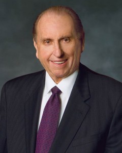 In migliaia rendono omaggio al presidente Monson, durante la festa per il suo 85° compleanno
